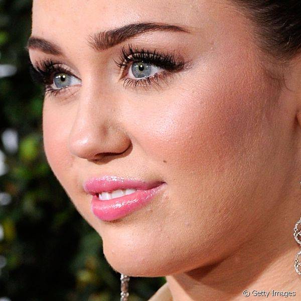 Para o American Giving Awards, em 2011, a boca rosada apareceu com gloss na maquiagem de Miley Cyrus
